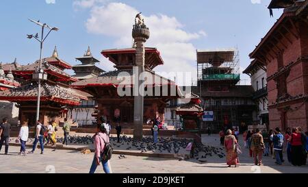 Kathmandu, Nepal - 11/11/2019: Geschäftige Szene vor den historischen Tempeln des beliebten Kathmandu Durbar Square (UNESCO-Weltkulturerbe) mit Menschen. Stockfoto