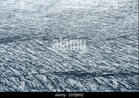 Detailreiches Foto vom isländischen schmutzigen Gletschereis mit schönem Textur Stockfoto