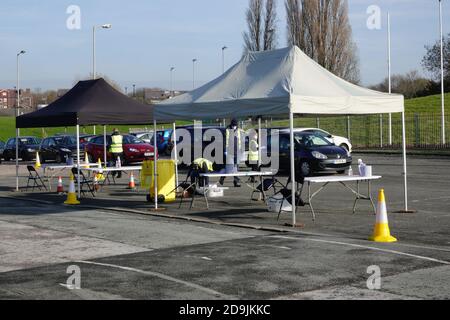 Liverpool, Großbritannien. November 2020. Massentests im Wavertree Sports Park für Covid 19 beginnen in Liverpool. Jeder, der in der Stadt Liverpool lebt oder arbeitet, wird Tests angeboten, ob sie Symptome haben oder nicht, mit Follow-up-Tests alle 2 Wochen oder so, Ergebnisse können innerhalb von 1 Stunde gegeben werden, die, wenn erfolgreich, bis Weihnachten auf "Millionen" ausgerollt werden könnten, sagt die Regierung. Rund 2,000 Militärangehörige werden bei der Planung der Logistik mithelfen und Tests durchführen. Kredit: ken biggs/Alamy Live Nachrichten Stockfoto