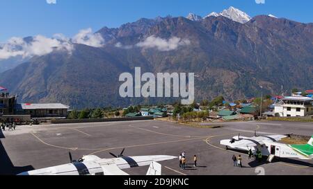 Lukla, Nepal - 11/12/2019: Flugzeuge warten auf Start am Tenzing-Hillary Airport, einem der gefährlichsten Flughäfen weltweit und Ausgangspunkt. Stockfoto