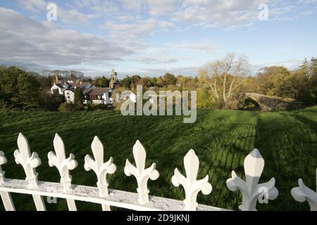 Brig o Doon, Alloway, Ayrshire, Schottland. Das Brig o' Doon, manchmal auch Auld Brig oder Alte Brücke von Doon genannt, ist eine spätmittelalterliche Brücke in und eine Kategorie-A-StrukturLinks befindet sich das Brig o Doon Hotel, während am Horizont das Burns Monument zu sehen ist Stockfoto