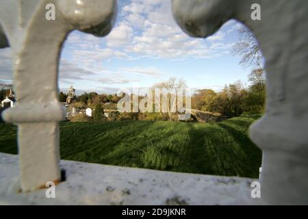 Brig o Doon, Alloway, Ayrshire, Schottland. Das Brig o' Doon, manchmal auch Auld Brig oder Alte Brücke von Doon genannt, ist eine spätmittelalterliche Brücke in und eine Kategorie-A-StrukturLinks befindet sich das Brig o Doon Hotel, während am Horizont das Burns Monument zu sehen ist Stockfoto