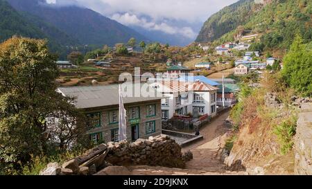 Phakding, Nepal - 11/12/2019: Kleines Sherpa-Dorf mit Steinhäusern und Lodges entlang des Everest Base Camp Trek im Dudhkoshi-Tal, Himalaya-Gebirge. Stockfoto