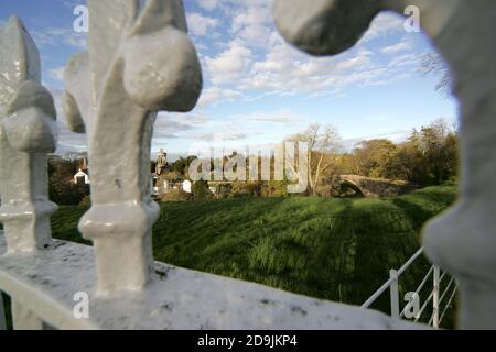 Brig o Doon, Alloway, Ayrshire, Schottland. Das Brig o' Doon, manchmal auch Auld Brig oder Alte Brücke von Doon genannt, ist eine spätmittelalterliche Brücke in und eine Kategorie-A-StrukturLinks befindet sich das Brig o Doon Hotel, während am Horizont das Burns Monument zu sehen ist Stockfoto