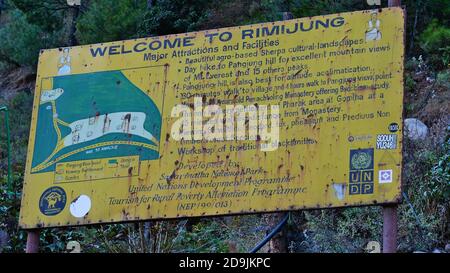 Rimijung, Nepal - 11/12/2019: Altes rostiges Schild des Entwicklungsprogramms der Vereinten Nationen (UNDP) im Sagarmatha Nationalpark. Stockfoto