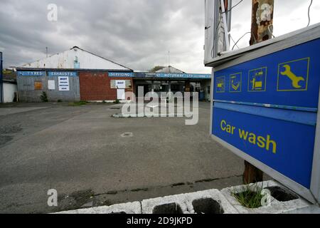 Girvan, Ayrshire, Scotand, Großbritannien. Eine verlassene verlassene Tankstelle, die den Vorhofbereich anzeigt Stockfoto