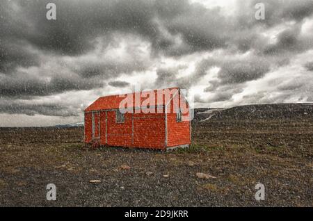 Alte rote Schneesturm Tierheim kann ein Leben in einem grausamen Schneesturm oder im Winter auf Island retten Stockfoto