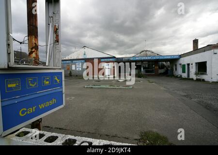 Girvan, Ayrshire, Scotand, Großbritannien. Eine verlassene verlassene Tankstelle, die den Vorhofbereich anzeigt Stockfoto