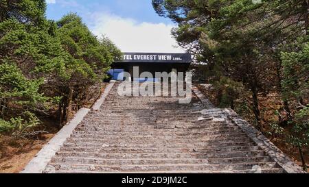 Namche Bazar, Nepal - 11/14/2019: Eingang des beliebten Mount Everest View Hotels auf einer Höhe von 3.880m über dem Sherpa Dorf Namche Bazar. Stockfoto