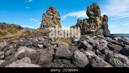 Zwei große Basaltformationen bei Londrangar. Snaefellsness Halbinsel, Isländer Stockfoto