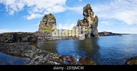 Zwei große Basaltformationen bei Londrangar erlauben die Einrahmung des Gletschers Snaefellsjokull zwischen den Säulen. Snaefellsness Halbinsel, Isländer Stockfoto