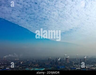 Eine Wolkengrenze aus 'halb blauem Himmel und halb weißen Wolken' erscheint am Himmel in Wuhan, 27. Oktober 2020, südchinesische Provinz Hubei, 27 OC Stockfoto