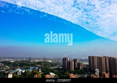 Eine Wolkengrenze aus 'halb blauem Himmel und halb weißen Wolken' erscheint am Himmel in Wuhan, 27. Oktober 2020, südchinesische Provinz Hubei, 27 OC Stockfoto