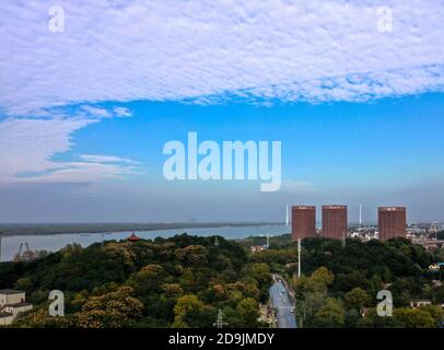 Eine Wolkengrenze aus 'halb blauem Himmel und halb weißen Wolken' erscheint am Himmel in Wuhan, 27. Oktober 2020, südchinesische Provinz Hubei, 27 OC Stockfoto