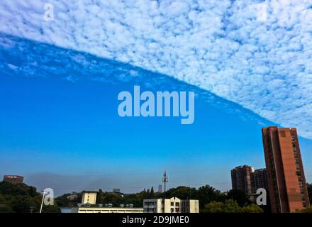 Eine Wolkengrenze aus 'halb blauem Himmel und halb weißen Wolken' erscheint am Himmel in Wuhan, 27. Oktober 2020, südchinesische Provinz Hubei, 27 OC Stockfoto