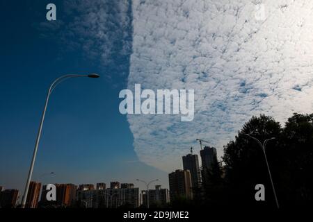 Eine Wolkengrenze aus 'halb blauem Himmel und halb weißen Wolken' erscheint am Himmel in Wuhan, 27. Oktober 2020, südchinesische Provinz Hubei, 27 OC Stockfoto