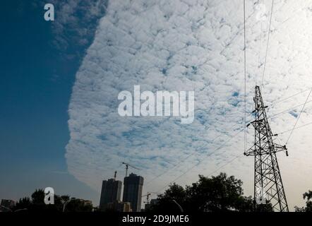 Eine Wolkengrenze aus 'halb blauem Himmel und halb weißen Wolken' erscheint am Himmel in Wuhan, 27. Oktober 2020, südchinesische Provinz Hubei, 27 OC Stockfoto