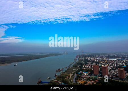 Eine Wolkengrenze aus 'halb blauem Himmel und halb weißen Wolken' erscheint am Himmel in Wuhan, 27. Oktober 2020, südchinesische Provinz Hubei, 27 OC Stockfoto