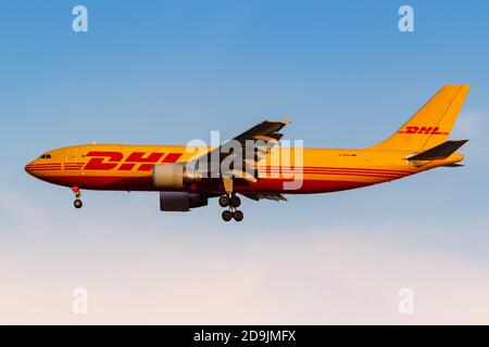 Athen, Griechenland - 22. September 2020: DHL European Air Transport Airbus A300-600F am Flughafen Athen in Griechenland. Airbus ist ein europäisches Flugzeug Stockfoto