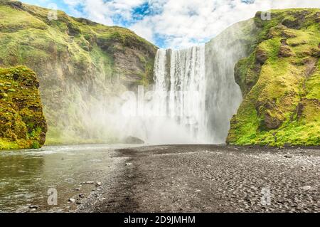 Skogafoss ist eine bekannte isländische Wasserfall im Süden Islands in der Nähe der Stadt Skogar Stockfoto