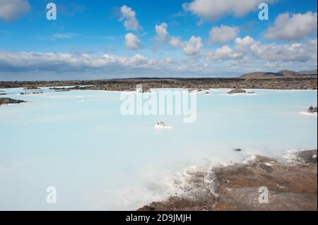 Das blaue Wasser des berühmten isländischen Thermalbades Blue Lagoon wird von einer nahe gelegenen Geothermieanlage produziert. Das Spa befindet sich auf der Halbinsel Reykjanes Stockfoto