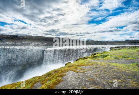 Dettifoss ist der mächtigste Wasserfall auf Island und in ganz Europa. Es befindet sich im Jokulsargljufur National Park im Nordosten Islands Stockfoto