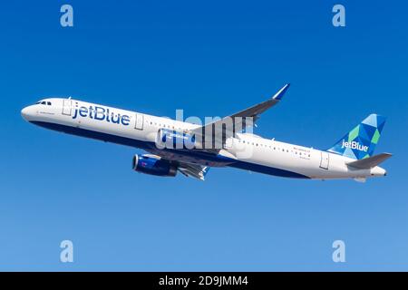 New York City, New York - 1. März 2020: JetBlue Airbus A321 am New York JFK Airport in den Vereinigten Staaten. Airbus ist ein europäisches Flugzeugmanu Stockfoto