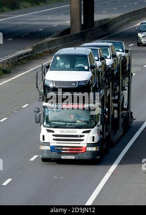 Ein BCA Automotive Transporter LKW mit neuen Land Rover Autos, M40 Autobahn, Warwickshire, Großbritannien Stockfoto