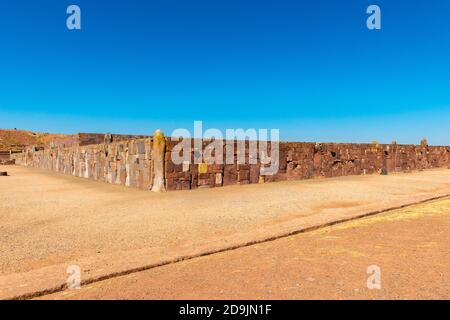 Steinmauer rund um Kalasaya Tempel, archäologische Stätte Tiwanaku oder Tiahuanaco, UNESCO-Weltkulturerbe, Altiplano, La Paz, Bolivien, Lateinamerika Stockfoto