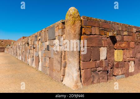 Steinmauer rund um Kalasaya Tempel, archäologische Stätte Tiwanaku oder Tiahuanaco, UNESCO-Weltkulturerbe, Altiplano, La Paz, Bolivien, Lateinamerika Stockfoto