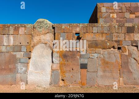 Steinmauer rund um Kalasaya Tempel, archäologische Stätte Tiwanaku oder Tiahuanaco, UNESCO-Weltkulturerbe, Altiplano, La Paz, Bolivien, Lateinamerika Stockfoto