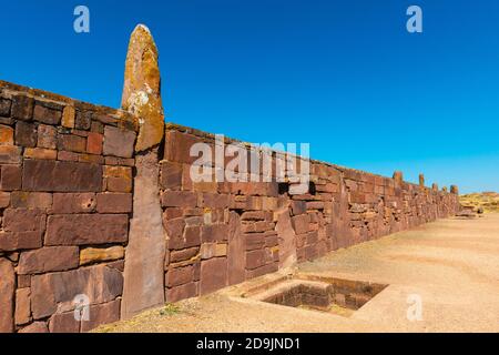 Steinmauer rund um Kalasaya Tempel, archäologische Stätte Tiwanaku oder Tiahuanaco, UNESCO-Weltkulturerbe, Altiplano, La Paz, Bolivien, Lateinamerika Stockfoto