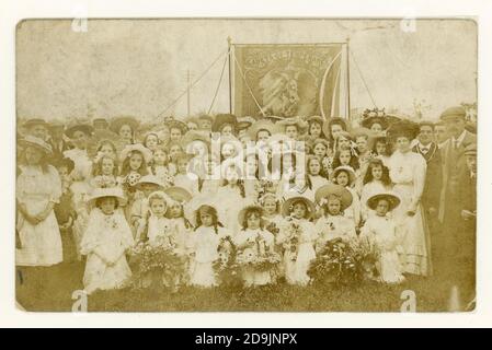 Originalpostkarte der Cadets of Temperance-Rallye Anfang des 20. Jahrhunderts, Mädchen in Sunday Best, mit Sommerhüten, auf dem IT-Banner steht: „Cadets of Temperance Work Together Abschnitt 166“, ca. 1913 Großbritannien Stockfoto