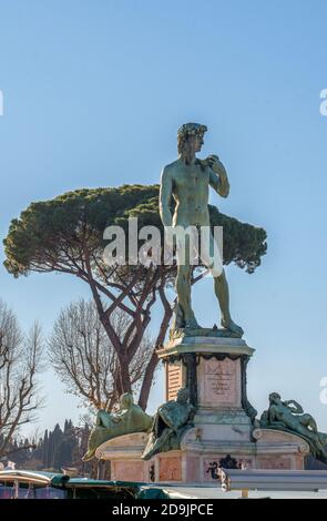 Platz aus dem 19. Jahrhundert mit einer Bronzekopie von Michelangelos 'David' und Panoramablick auf die Stadt. Awe Kiefer im Hintergrund. Stockfoto