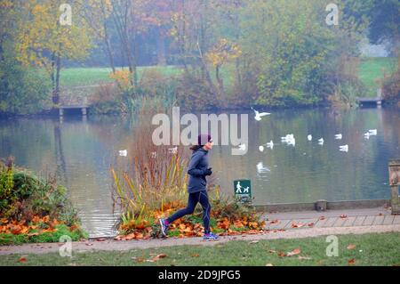 London, Großbritannien. November 2020. Am zweiten Tag der Sperre trainieren die Menschen auf Wandsworth Common. Kredit: JOHNNY ARMSTEAD/Alamy Live Nachrichten Stockfoto