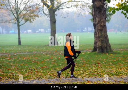 London, Großbritannien. November 2020. Am zweiten Tag der Sperre trainieren die Menschen auf Wandsworth Common. Kredit: JOHNNY ARMSTEAD/Alamy Live Nachrichten Stockfoto