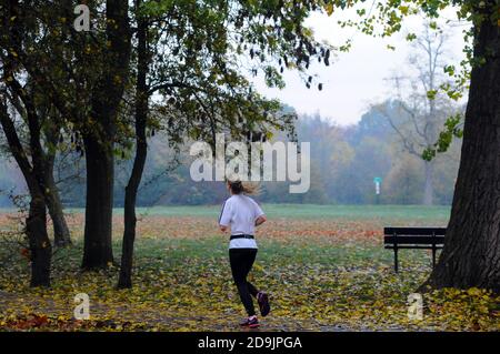 London, Großbritannien. November 2020. Am zweiten Tag der Sperre trainieren die Menschen auf Wandsworth Common. Kredit: JOHNNY ARMSTEAD/Alamy Live Nachrichten Stockfoto