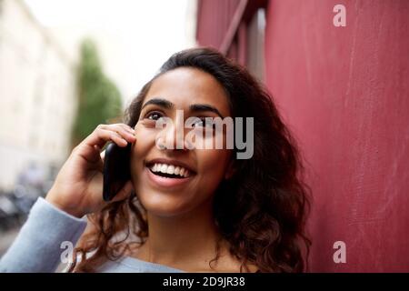 Nahaufnahme Porträt lächelnd junge indische Frau im Gespräch mit Handy Telefon Stockfoto