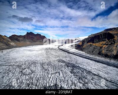 Luftaufnahme des Gletschers von oben, Eis und Asche des Vulkans Textur Landschaft, schöne Natur Eis Hintergrund aus Island Stockfoto