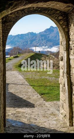 Vertikale Ansicht der Garfagnana eingerahmt von einem Bogen des Heiligtums von San Bianco e Pellegrino in San Pellegrino in Alpe, Italien Stockfoto