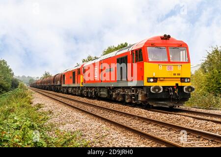 Eine Diesellokomotive zog Güterzug mit zwei Lokomotiven der Baureihe 60 von D B Cargo in Colwick, Nottingham, England, UK Stockfoto