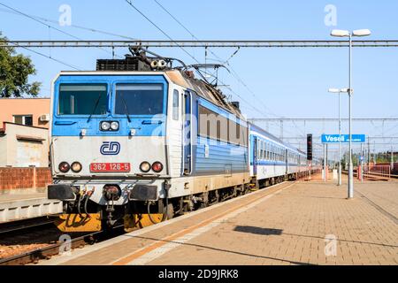 Ein Personenzug der elektrischen Lokomotive der Baureihe 362, der vom tschechischen Eisenbahnunternehmen České dráhy in Veselí nad Lužnicí, Tschechische Republik, betrieben wird Stockfoto