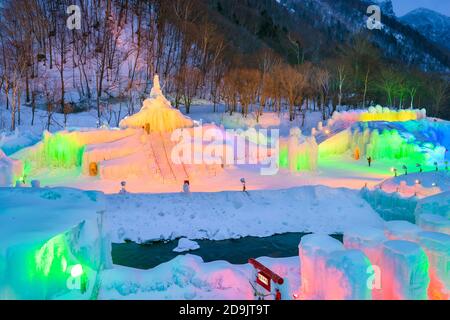 SOUNKYO, JAPAN - 14. FEBRUAR 2017: Beleuchtete Eisskulpturen beim jährlichen Sounkyo Ice Fall Festival. Stockfoto