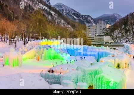 SOUNKYO, JAPAN - 14. FEBRUAR 2017: Beleuchtete Eisskulpturen beim jährlichen Sounkyo Ice Fall Festival. Stockfoto