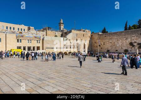 Jerusalem / Israel - 2017/10/13: Panoramablick auf den Platz der Westmauer neben dem Berg des Heiligen Tempels mit dem Minarett Bab al-Silsila in der historischen Altstadt Stockfoto