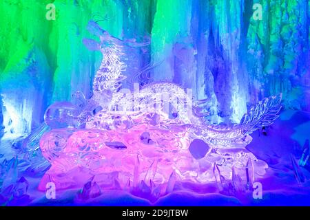 SOUNKYO, JAPAN - 14. FEBRUAR 2017: Beleuchtete Eisskulpturen beim jährlichen Sounkyo Ice Fall Festival. Stockfoto