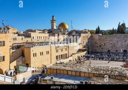 Jerusalem / Israel - 2017/10/13: Panoramablick auf den Platz der Westmauer neben dem Heiligen Tempelberg mit dem Felsendom und Bab al-Silsila Stockfoto