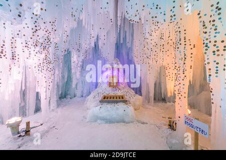 SOUNKYO, JAPAN - 14. FEBRUAR 2017: Beleuchtete Eisskulpturen beim jährlichen Sounkyo Ice Fall Festival. Stockfoto