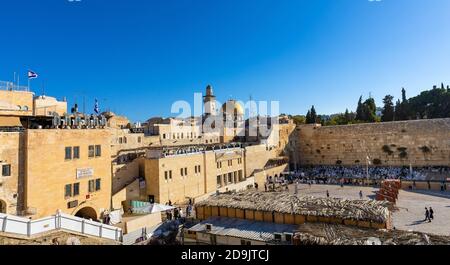 Jerusalem / Israel - 2017/10/13: Panoramablick auf den Platz der Westmauer neben dem Heiligen Tempelberg mit dem Felsendom und Bab al-Silsila Stockfoto