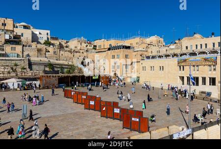 Jerusalem / Israel - 2017/10/13: Panoramablick auf den Platz der Westmauer neben dem Heiligen Tempelberg mit dem jüdischen Viertel der historischen Altstadt von Jeru Stockfoto